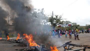 Imagem Chapada: Moradores de Baixa Grande fecham a BA-052