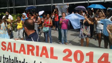 Imagem Terceirizados protestam contra atraso de salário na Secretaria da Educação