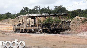 Imagem Manifestantes queimam ônibus na Via Parafuso