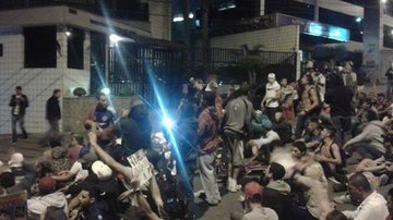 Imagem Manifestantes protestam perto da casa de Lula