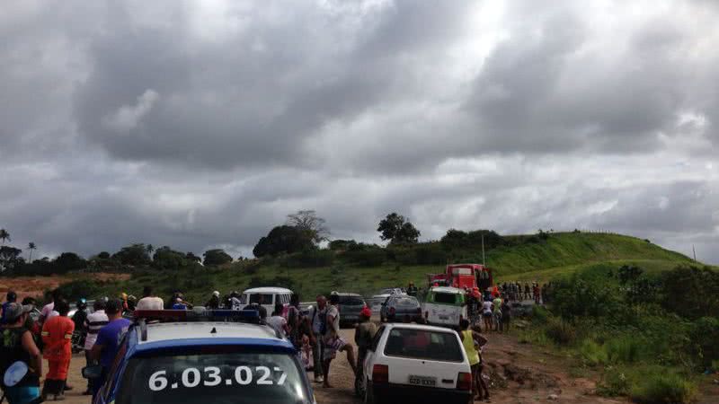Imagem Moradores voltam a interditar a Via Parafuso