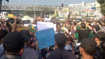 Imagem Grupo faz protesto no entorno do estádio do Maracanã neste domingo (16)