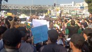 Imagem Grupo faz protesto no entorno do estádio do Maracanã neste domingo (16)