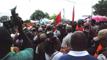 Imagem Vídeo: PMs e servidores da prefeitura se desentendem em manifestação