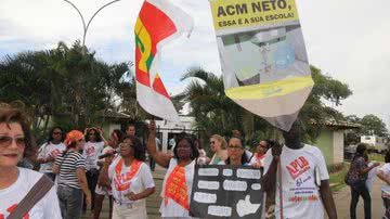 Imagem 'Professor na rua, Bacelar, a culpa é sua', protestam educadores