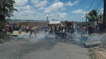 Imagem Moradores protestam por falta de água na Estrada Velha do Aeroporto