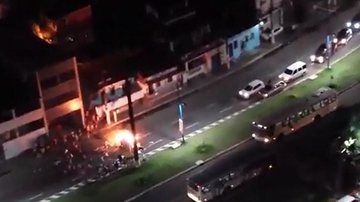 Imagem  Vídeo: moradores fecham Lucaia em protesto contra a polícia