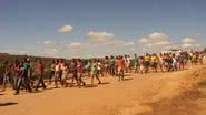 Imagem Manifestantes bloqueiam rodovia e cobram obras de reformas