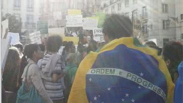 Imagem Brasileiros vão às ruas no exterior