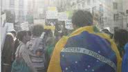 Imagem Brasileiros vão às ruas no exterior