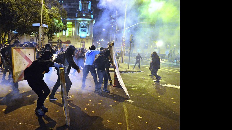 Imagem Novos confrontos entre manifestantes e polícia no Rio de Janeiro
