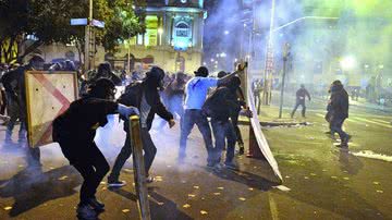 Imagem Novos confrontos entre manifestantes e polícia no Rio de Janeiro