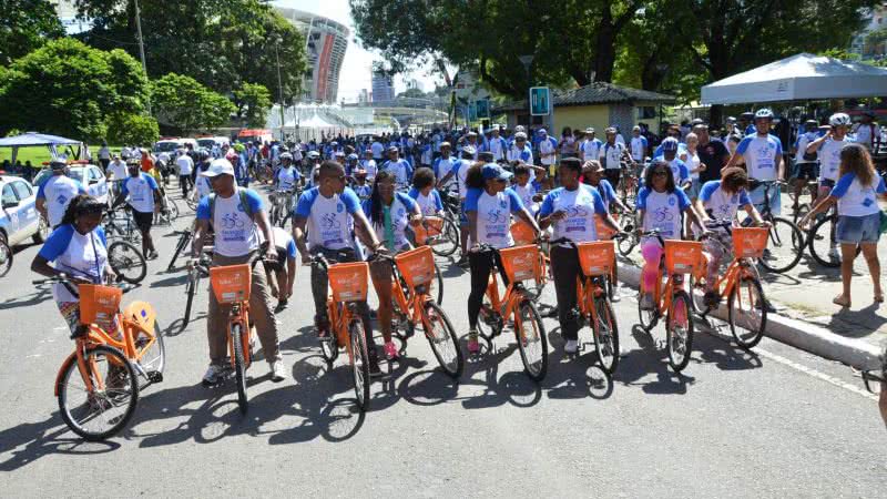 Imagem Margareth Menezes se junta a ciclista em passeio pelo fim da violência à mulher