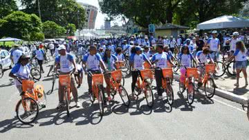 Imagem Margareth Menezes se junta a ciclista em passeio pelo fim da violência à mulher