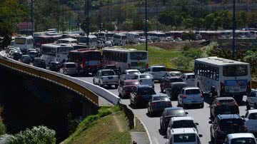 Imagem Trânsito engarrafado: motoristas de ônibus fazem protesto no Iguatemi
