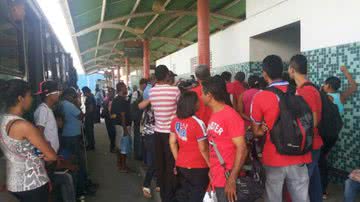 Imagem Feira: usuários do transporte público fazem manifestação no terminal sul