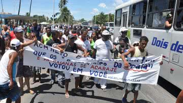 Imagem Em protesto, barraqueiros fecham via com mesas e cadeiras 