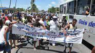 Imagem Em protesto, barraqueiros fecham via com mesas e cadeiras 
