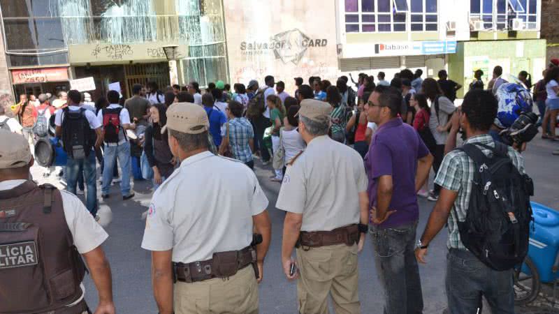 Imagem Manifestantes atiram tinta e picham fachada do Setps após passeata