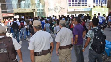 Imagem Manifestantes atiram tinta e picham fachada do Setps após passeata