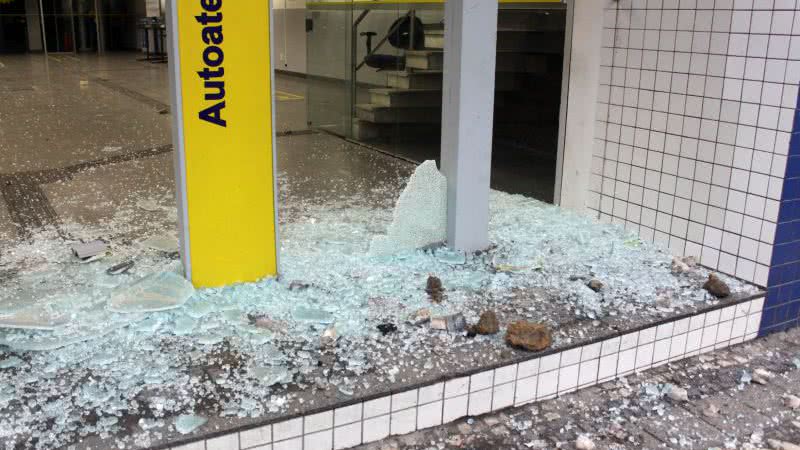 Imagem Após confronto com a PM, vândalos quebram tudo na Avenida Sete