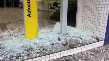 Imagem Após confronto com a PM, vândalos quebram tudo na Avenida Sete