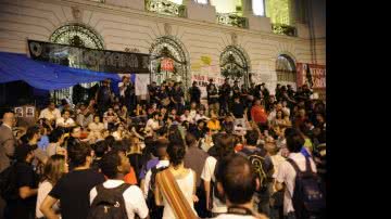 Imagem Jornalistas da Globo e Band são agredidos por manifestantes na Câmara