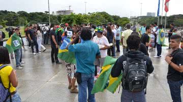Imagem Manifestantes cobrem monumento Luis Eduardo com bandeira de Mariguella
