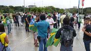 Imagem Manifestantes cobrem monumento Luis Eduardo com bandeira de Mariguella