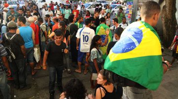 Imagem Manifestantes desocupam plenário, mas permanecem na Câmara