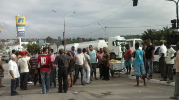 Imagem  Motoristas de vans protestam em Candeias. Prefeito contesta: São clandestinos