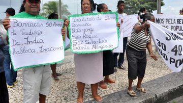Imagem Barraqueiros manifestam em frente à prefeitura