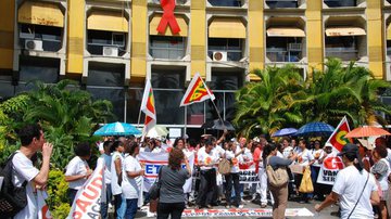 Imagem Servidores da Saúde protestam em frente à Sesab