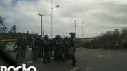 Imagem   Manifestantes queimam pneus e fecham Avenida Paralela