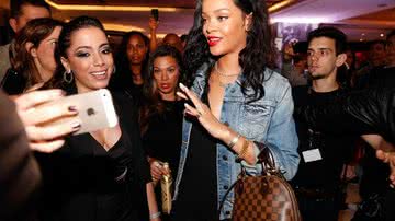 Imagem Anitta tenta tirar selfie com Rihanna e é ignorada
