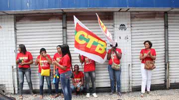 Imagem Indignados, comerciários fecham as portas na Avenida 7