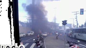 Imagem Manifestantes tacam fogo em pneus na entrada da San Martin