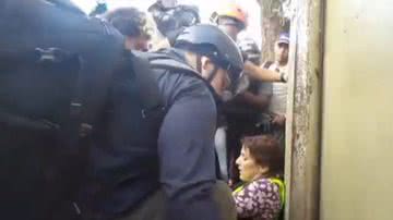 Imagem Ferida em manifestação, jornalista da CNN é levada de maca