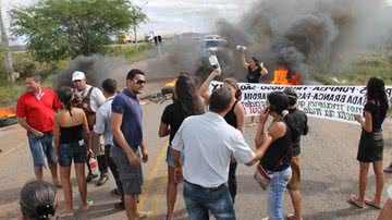 Imagem Moradores de Brumado fecham BA em protesto contra construção de presídio