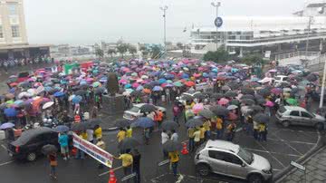 Imagem Servidores da Transalvador e educação fazem protesto contra Neto nesta manhã