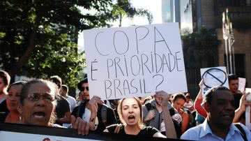 Imagem Cerca de 70 pessoas se reúnem na Tijuca para protestar contra a Copa