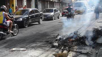 Imagem Moradores fecham via da Fazenda Grande em protesto