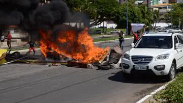 Imagem  Comerciantes da 'favelinha' fazem manifestação na Magalhães Neto