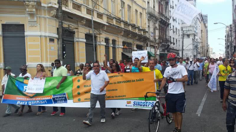 Imagem Servidores protestam contra ACM Neto e  prometem acampar na prefeitura