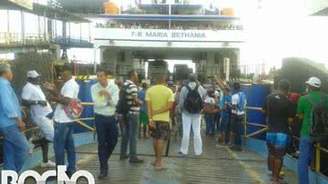 Imagem Usuários do ferry bloqueiam embarque e protestam contra atraso: "Basta&quot