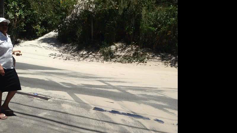 Imagem Dunas cobrem pista e podem causar acidente no Costa Azul