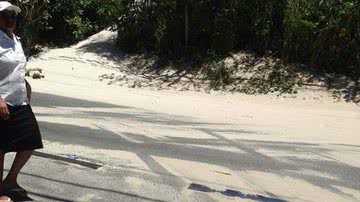Imagem Dunas cobrem pista e podem causar acidente no Costa Azul