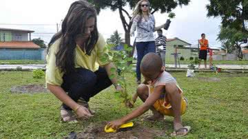 Imagem Crianças do CAPS IA participam de plantio em homenagem ao mês das árvores