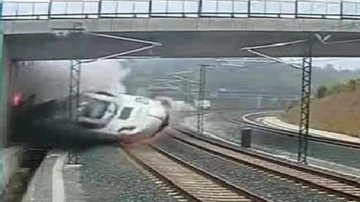 Imagem Trem sai dos trilhos e 78 morrem na Espanha. Veja vídeo