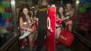 Imagem Seminuas, mulheres vão à loja de roupas para participar de promoção